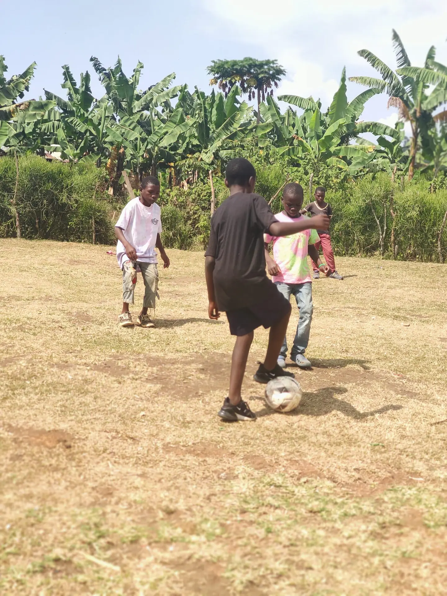 Niños jugando al fútbol