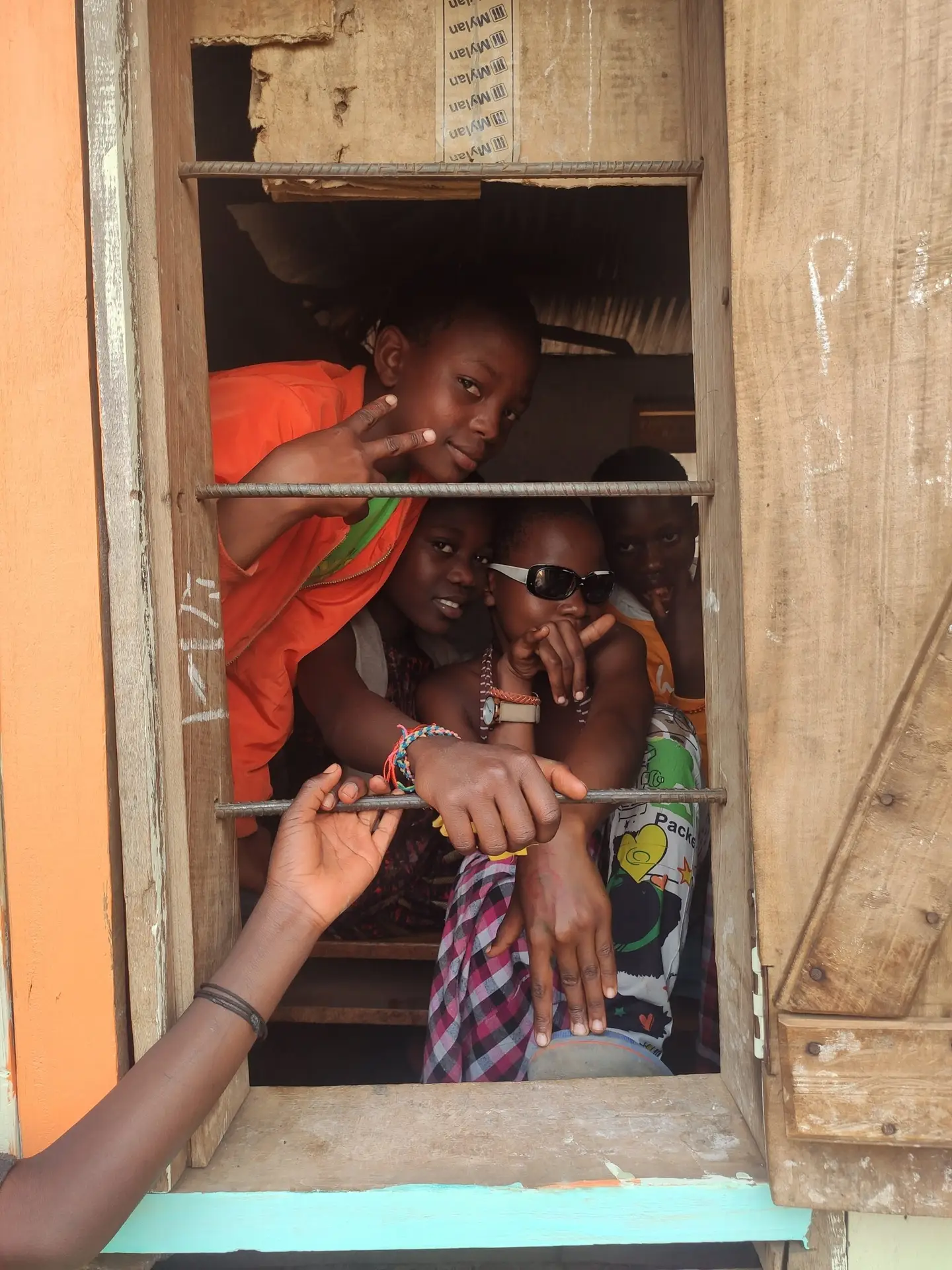 Niños saludando por la ventana